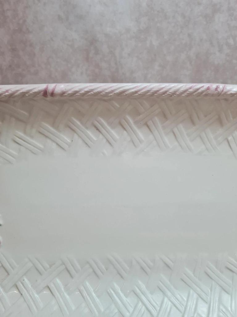 Plat rectangulaire en barbotine décor fruits – signé Pw – 40 cm