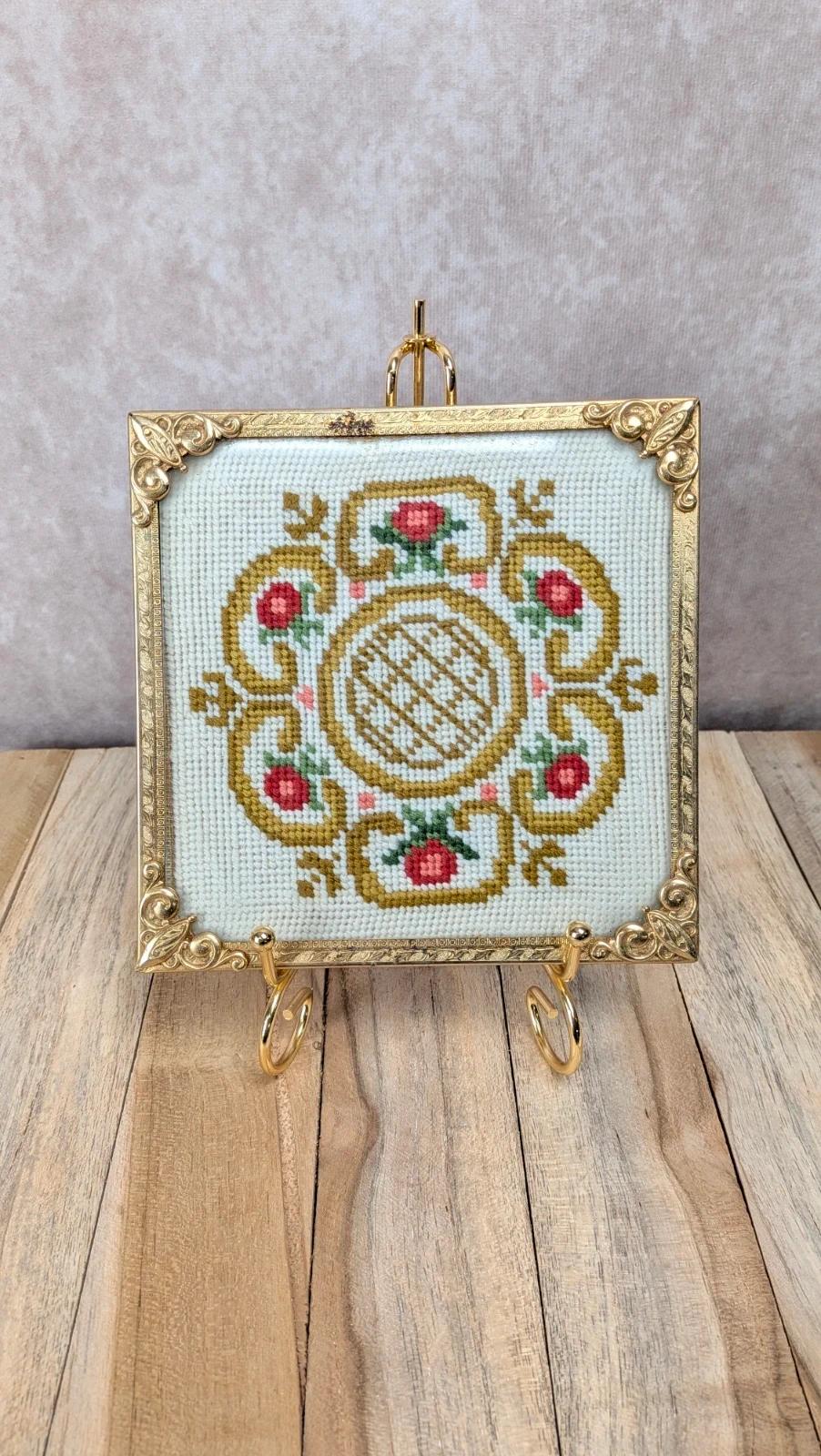 Dessous de plat vintage cadre doré & broderie au point de croix – décor floral