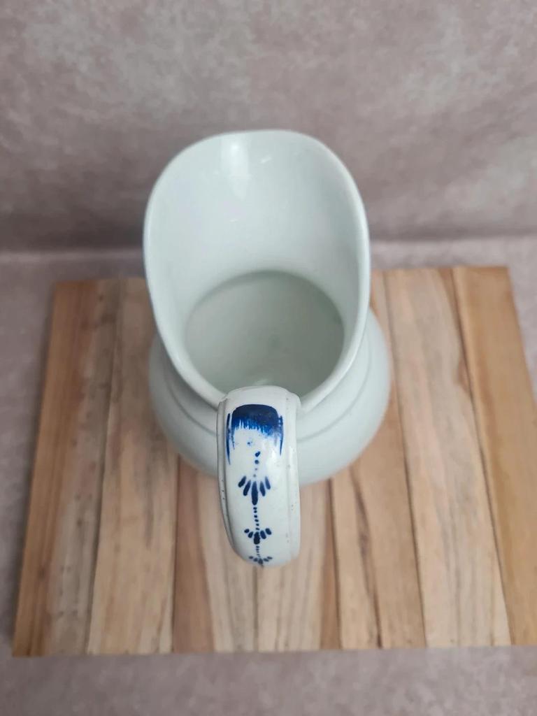 Pichet ancien en porcelaine de Tournai Xixe – décor à l’épi bleu – grande taille