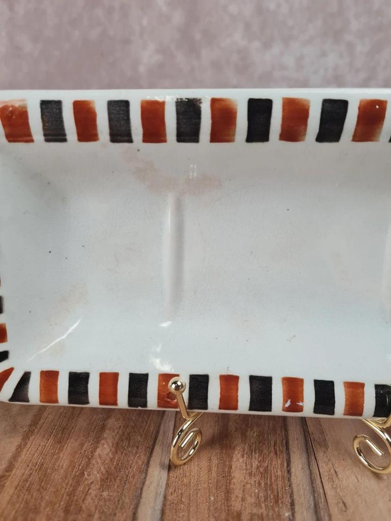 🧼 Ancien porte-peigne ou vide-poches en faïence blanche à décor géométrique noir et ocre