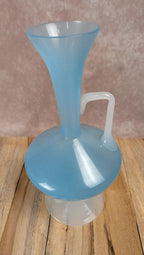 Vase en opaline bleue sur pied – vintage