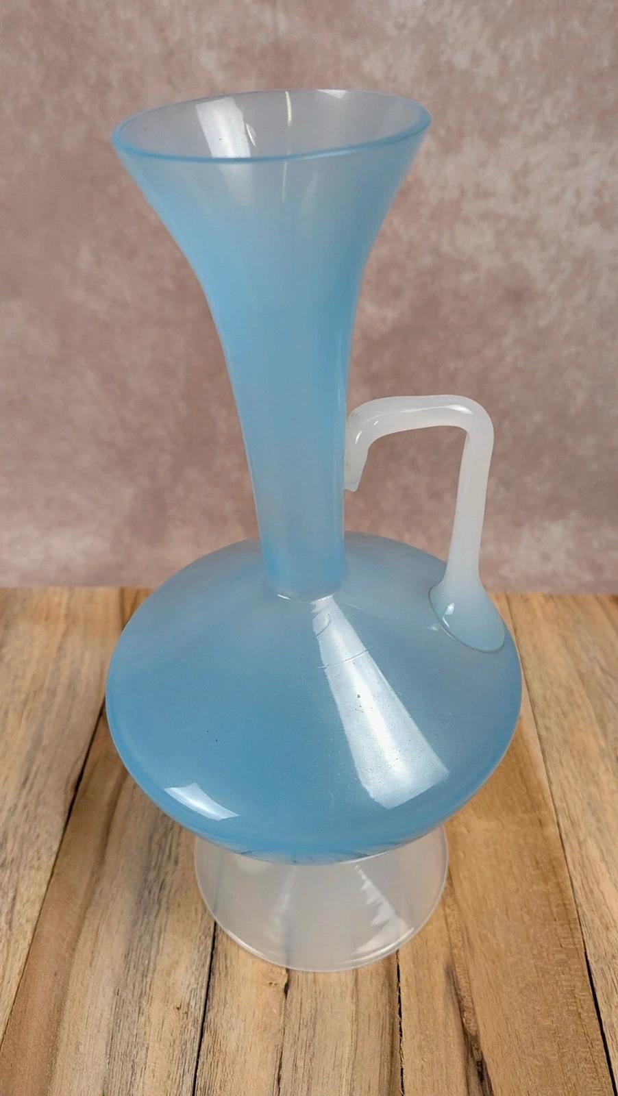 Vase en opaline bleue sur pied – vintage