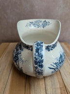 Petit broc joufflu ancien en terre de fer – décor floral bleu
