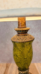Lampe vintage pied imitation bronze & verre vert relief style ancien