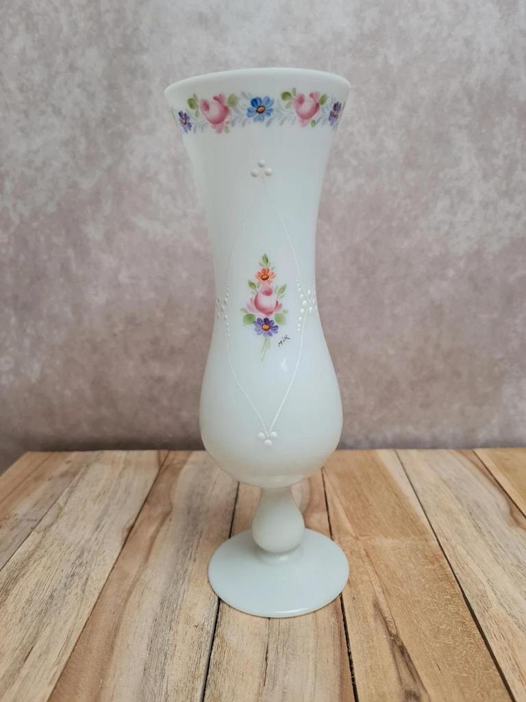 Vase opaline blanche décor main fleurs signé Mik – vintage 🌸