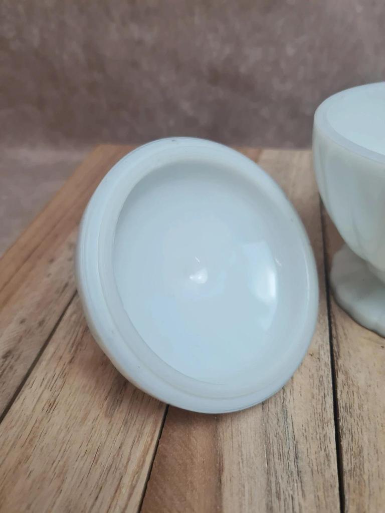 Bonbonnière vintage en opaline blanche sur pied avec couvercle 🍬🤍
