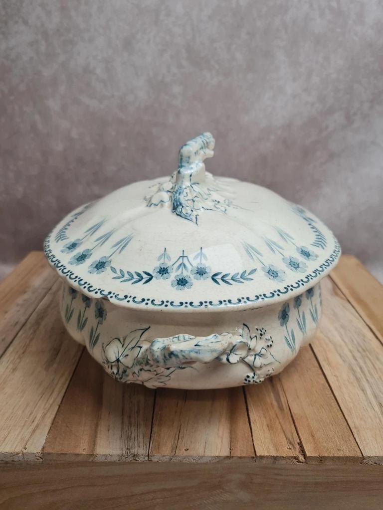 Soupière terre de fer ancienne décor bleu floral modèle Julien attribuée Grand Dépôt Paris