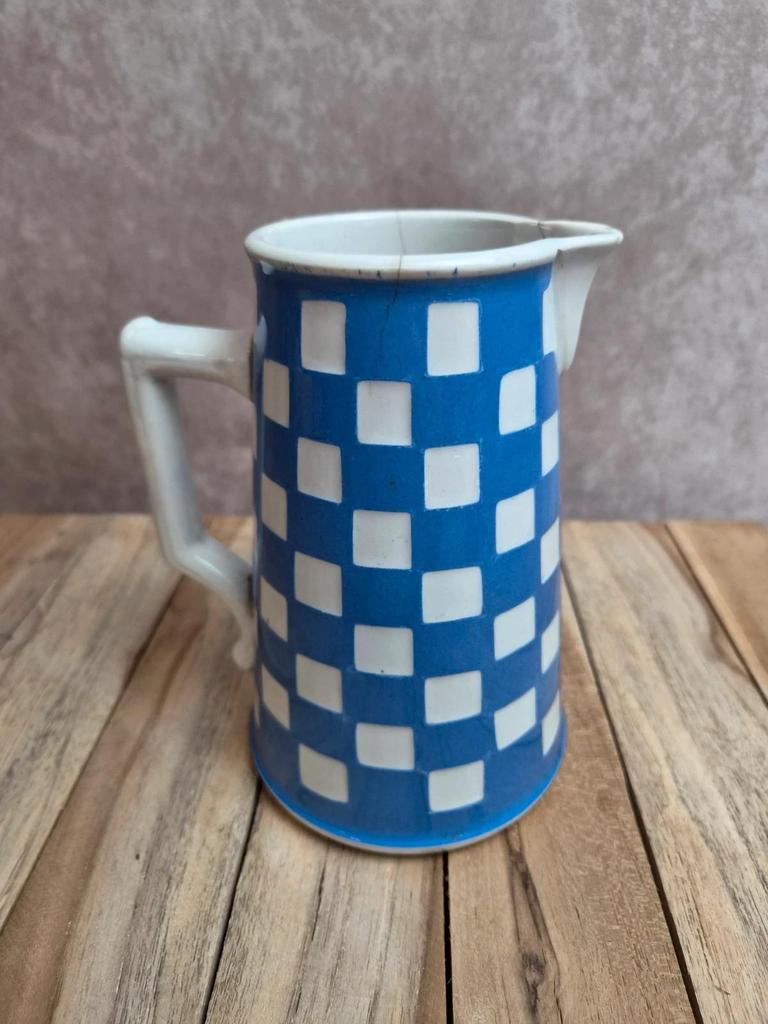 Pichet ancien Sarreguemines Digoin damier bleu et blanc – motif Lustucru