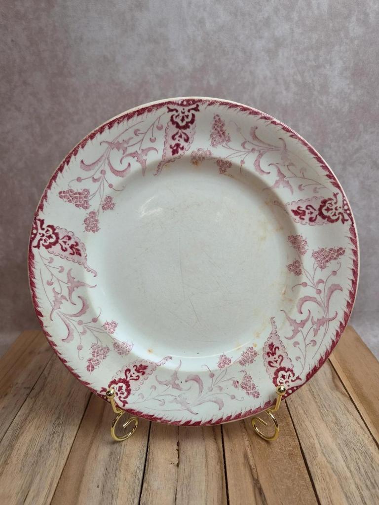 Assiette ancienne Terre de fer Longwy modèle Rambouillet – décor bordeaux