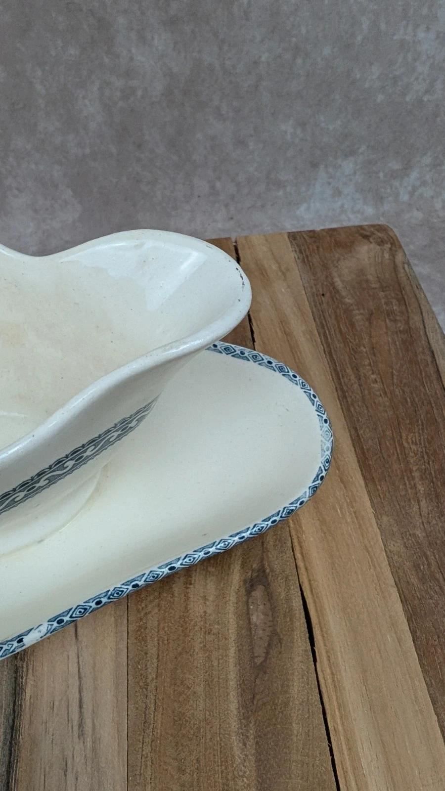 Ancienne saucière Salins – décor bleu sur faïence blanche