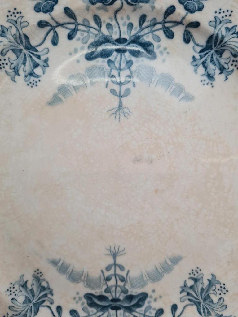 Assiette ancienne Saint-amand & Hamage modèle Régence – décor bleu dentelle