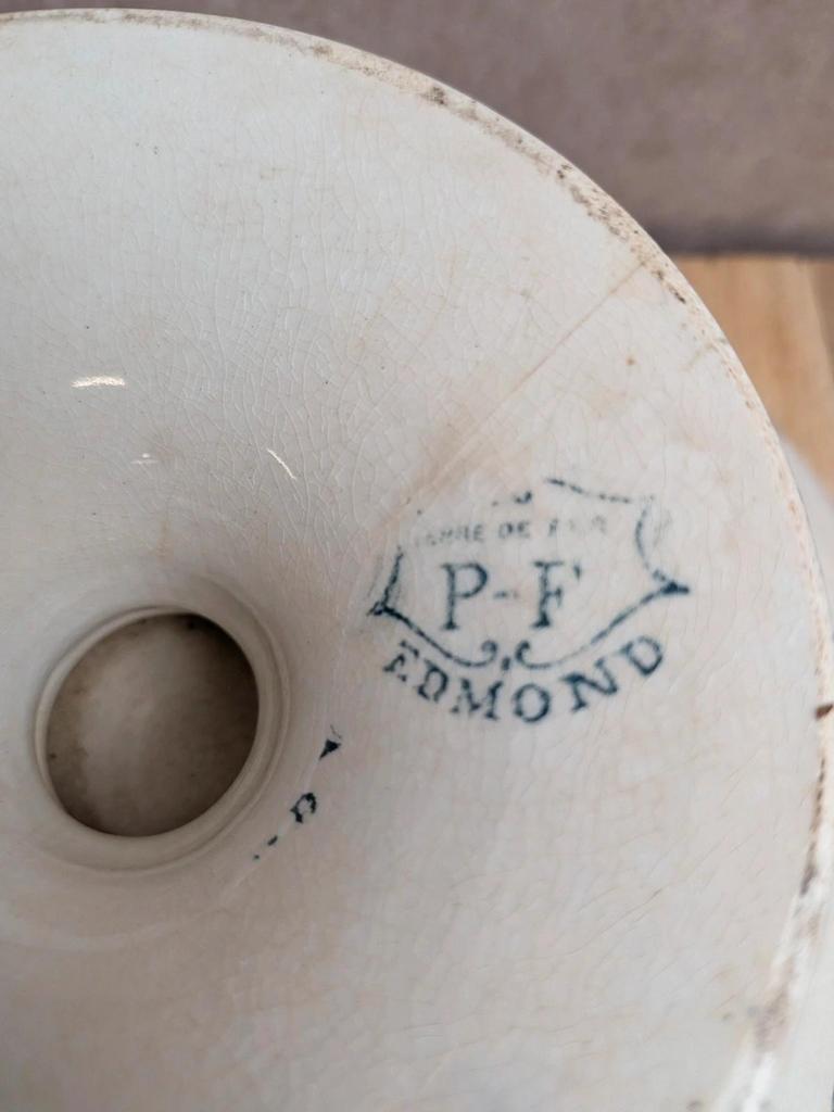 Magnifique compotier ancien sur pied en terre de fer, signé P.f, modèle Edmond.