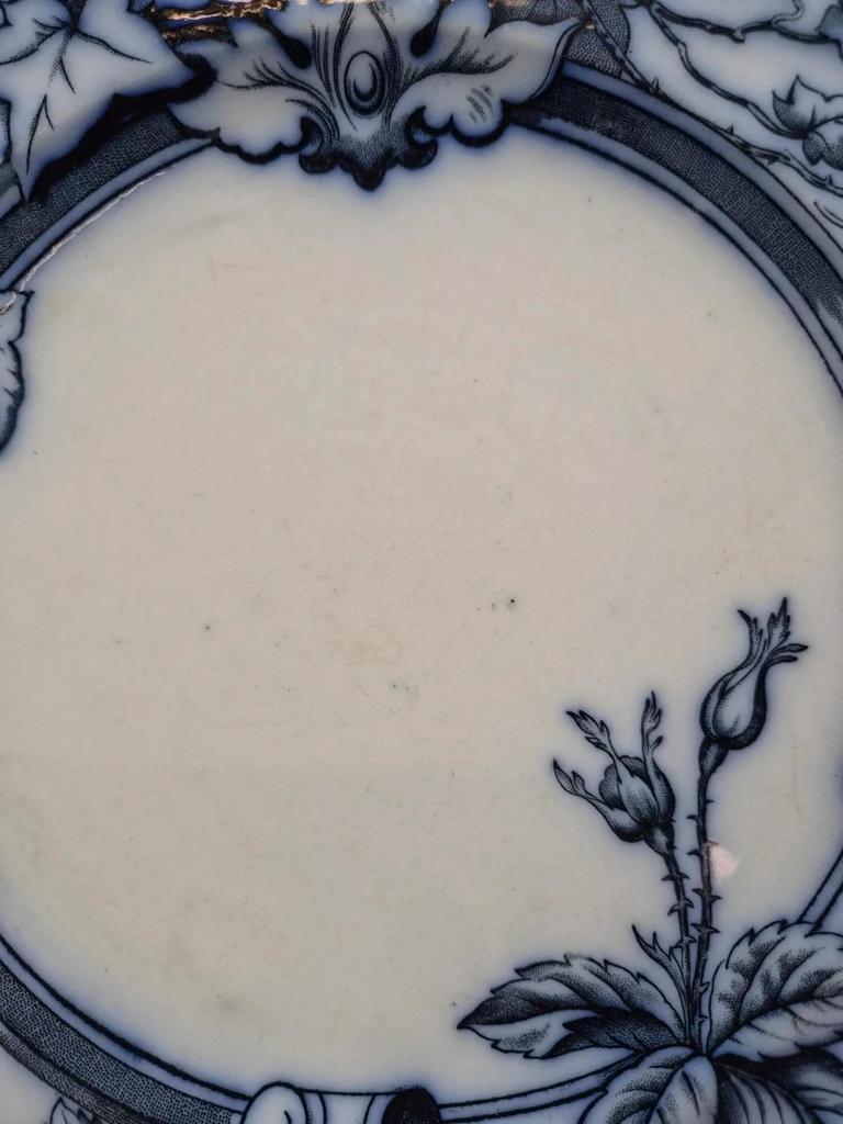 Assiette ancienne anglaise Bwm & Co – modèle Rose & Ivy – registre 1868 – décor bleu noir