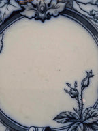Assiette ancienne anglaise Bwm & Co – modèle Rose & Ivy – registre 1868 – décor bleu noir