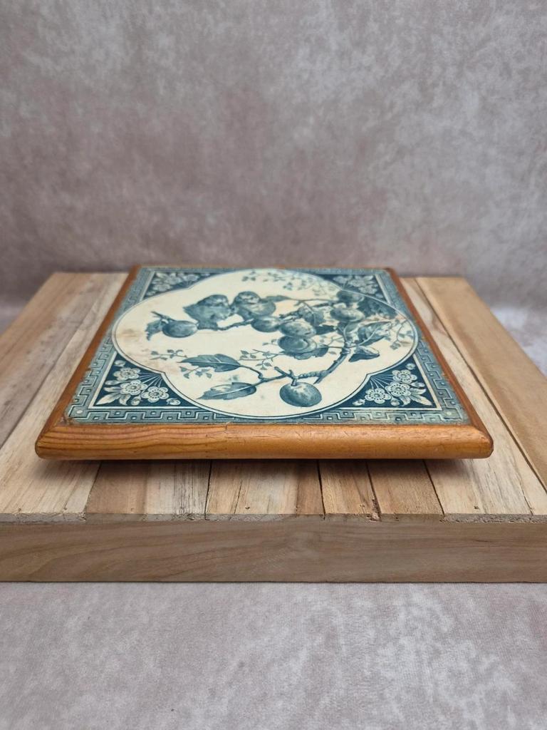 Dessous de plat ancien en carreau de Gien décor oiseaux bleu – contour bois