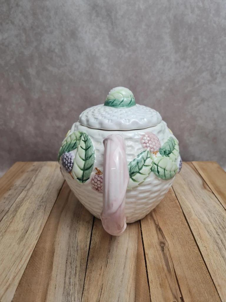 Théière ancienne barbotine décor fruits & feuillage – signée Fg 🍓🌿