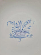 Assiette ancienne Gien décor bleu – panier fleuri – 24 cm