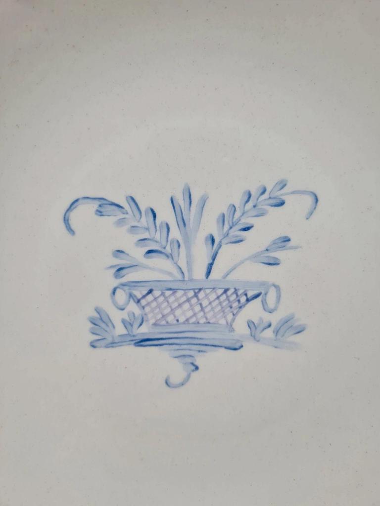 Assiette ancienne Gien décor bleu – panier fleuri – 24 cm