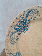 Assiette ancienne modèle “joconde”, décor bleu victorien