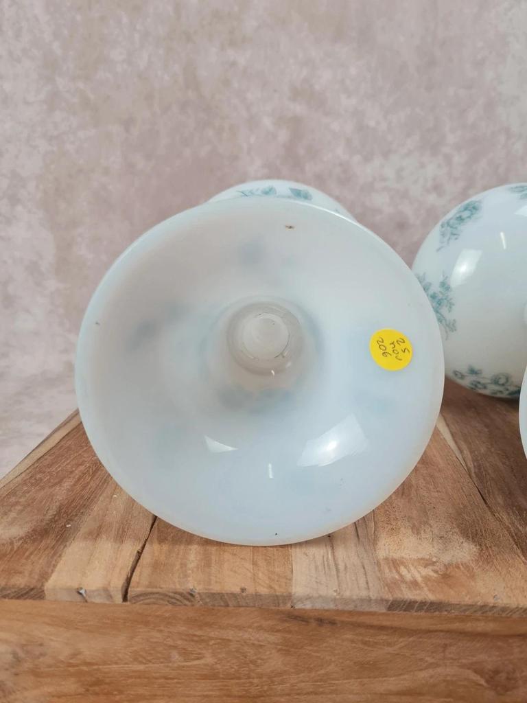 Jolie paire de vases sur pied en opaline blanche – décor bleu ancien