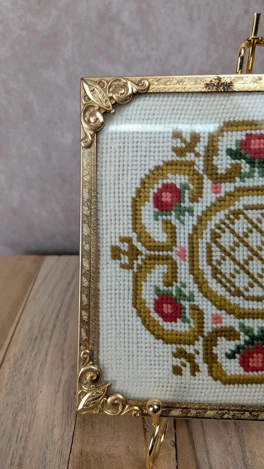 Dessous de plat vintage cadre doré & broderie au point de croix – décor floral