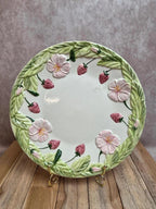 Assiette barbotine ancienne décor fraises et fleurs relief 🍓🌸