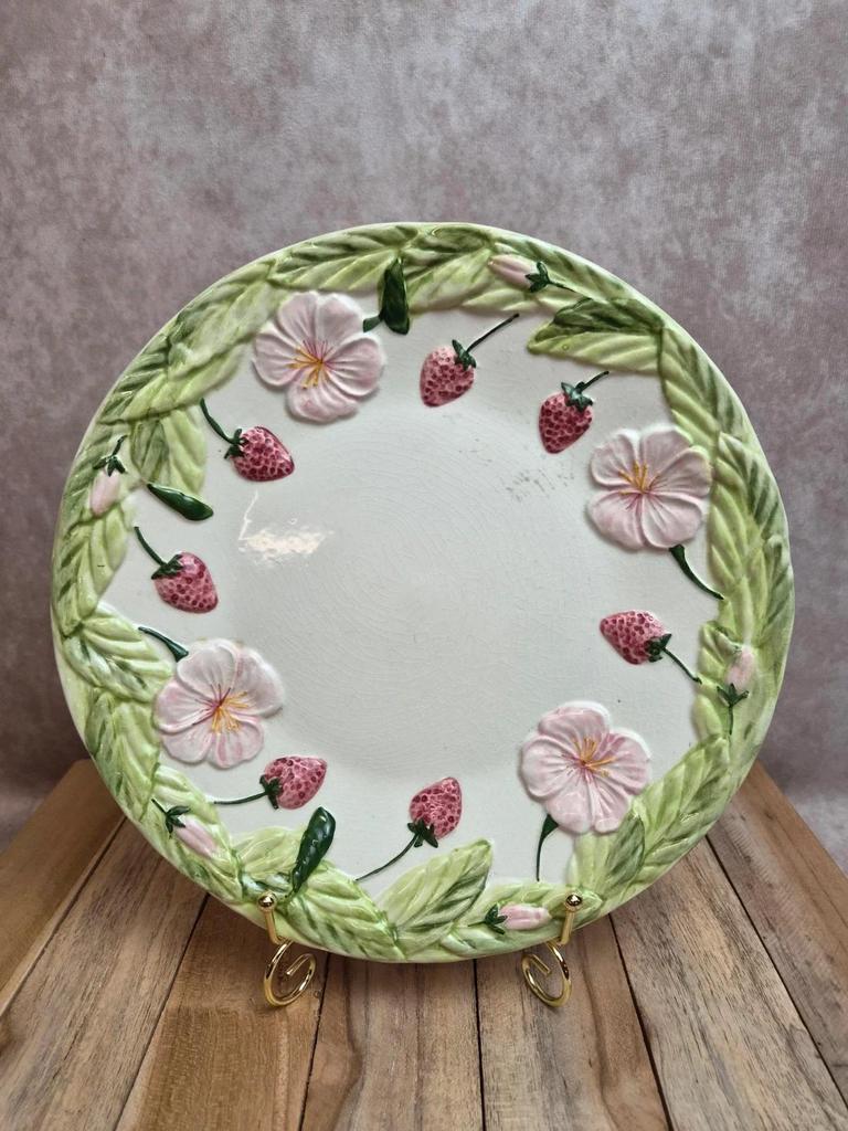 Assiette barbotine ancienne décor fraises et fleurs relief 🍓🌸
