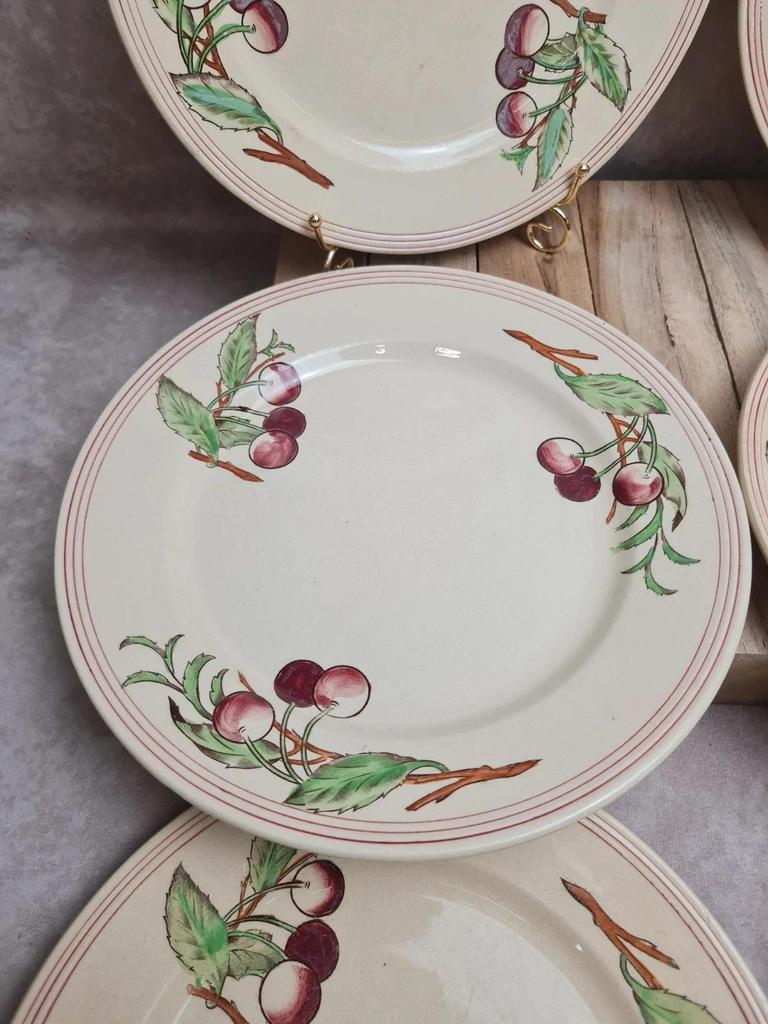 Lot de 6 assiettes plates Boch La Louvière Belgique modèle 2460 décor cerises polychrome