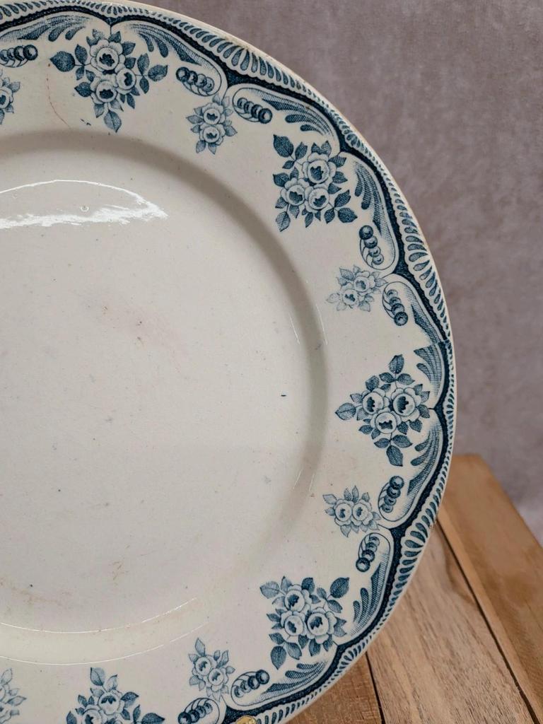 Assiette ancienne Terre de fer H. Boulenger Choisy-le-roi – Décor floral bleu