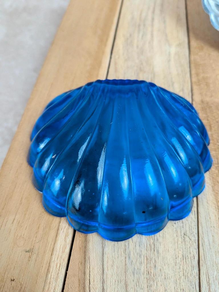 Beurrier vintage coquille en métal argenté et verre bleu – complet