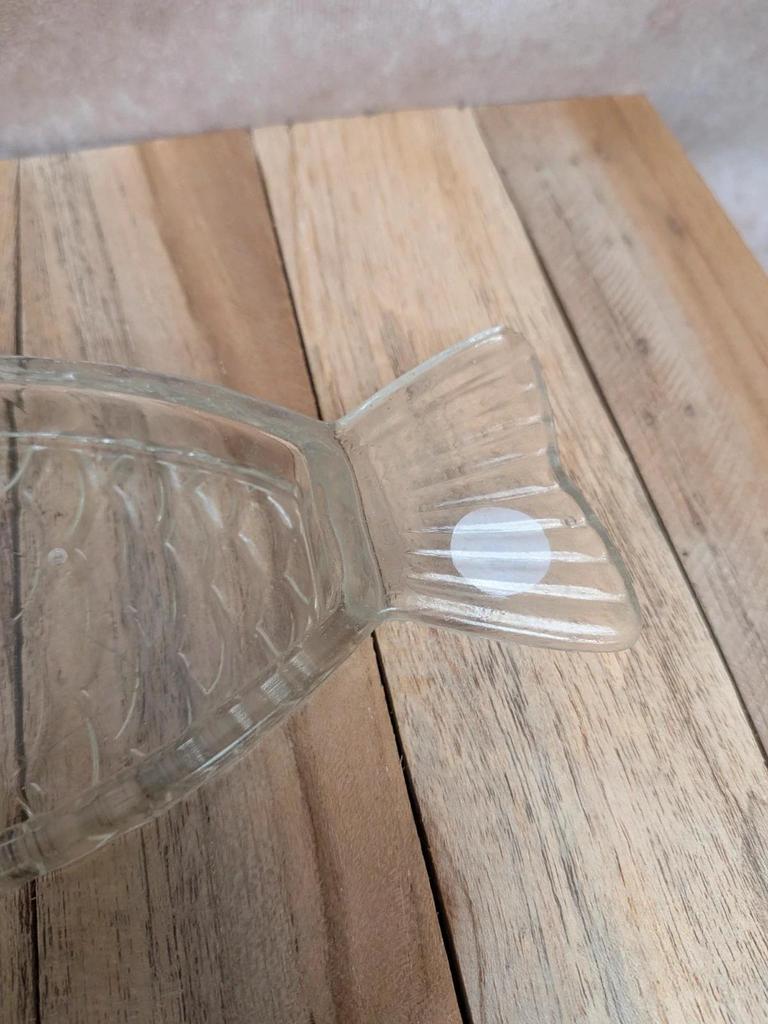 Ramequin ancien en verre moulé forme poisson