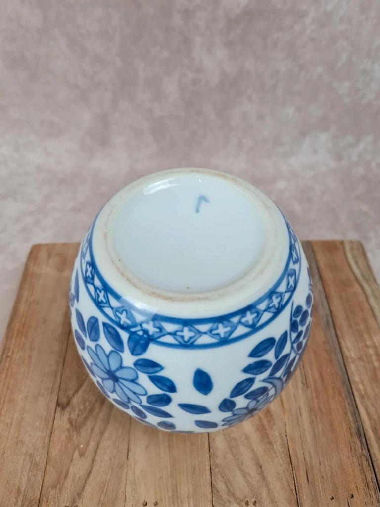 🌊 Petit vase en porcelaine bleue et blanche – motif poisson 🐟
