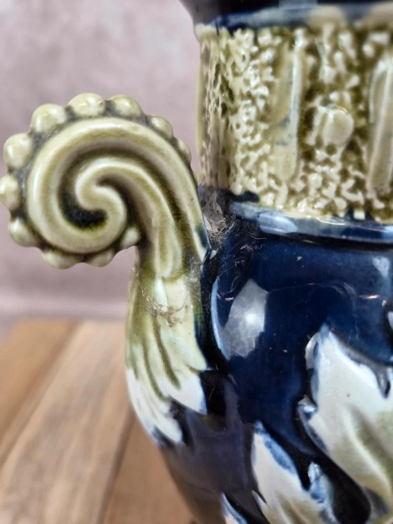 Vase barbotine Gustave De Bruyne Fives Lille ancien décor floral anses stylisées