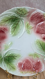 Assiette barbotine motif fraises