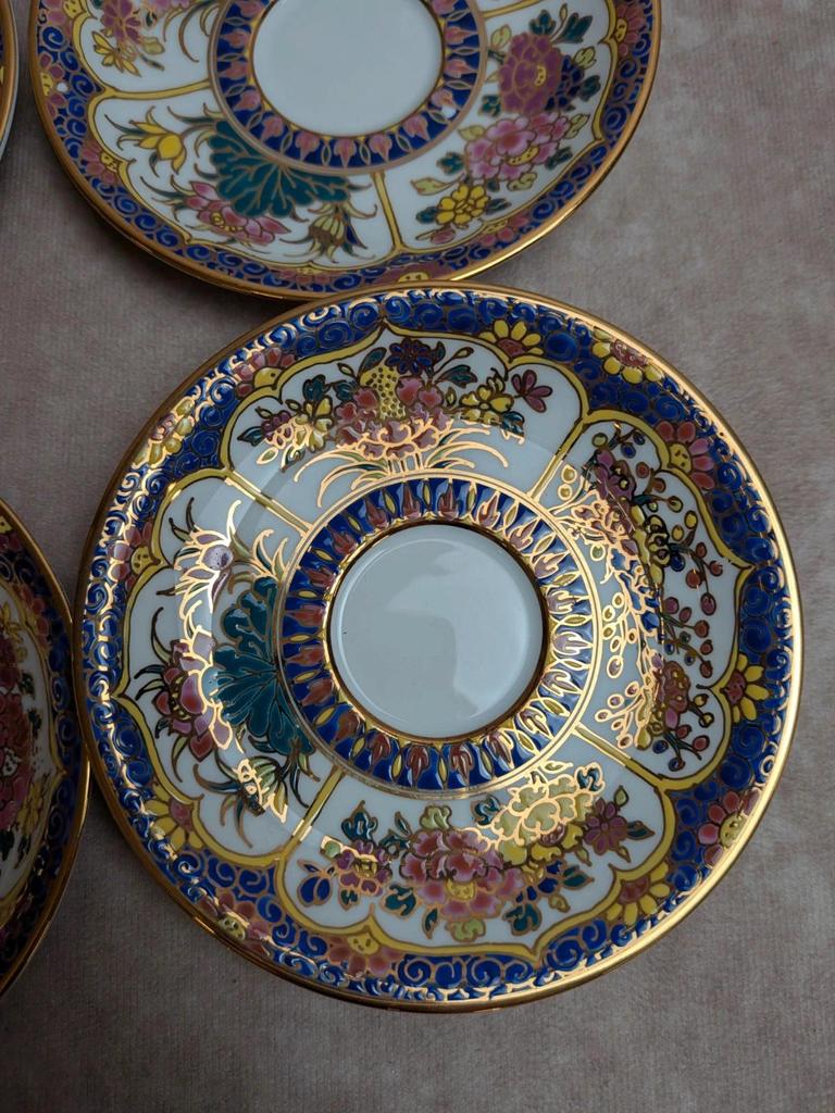 Lot de 4 soucoupes peintes à la main Thaïlande – Décor floral polychrome et dorures