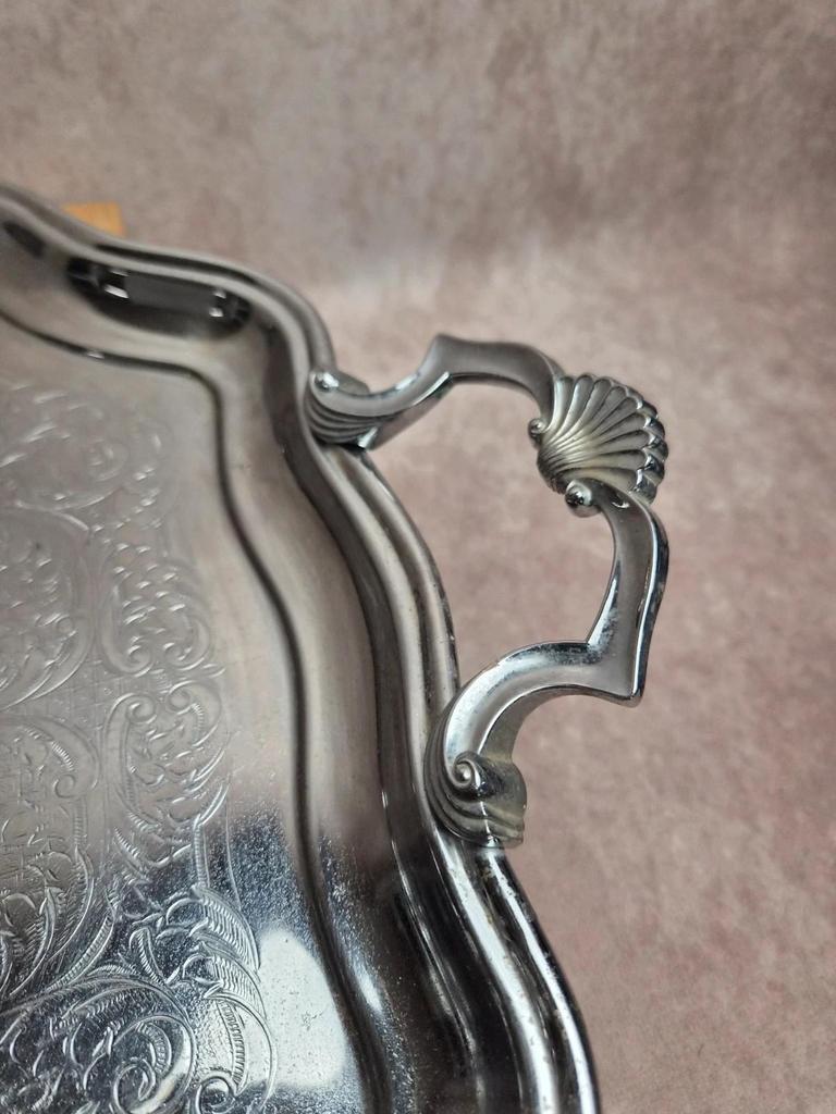 Grand plateau de service en métal argenté anglais – Décor rocaille & poignées coquillage