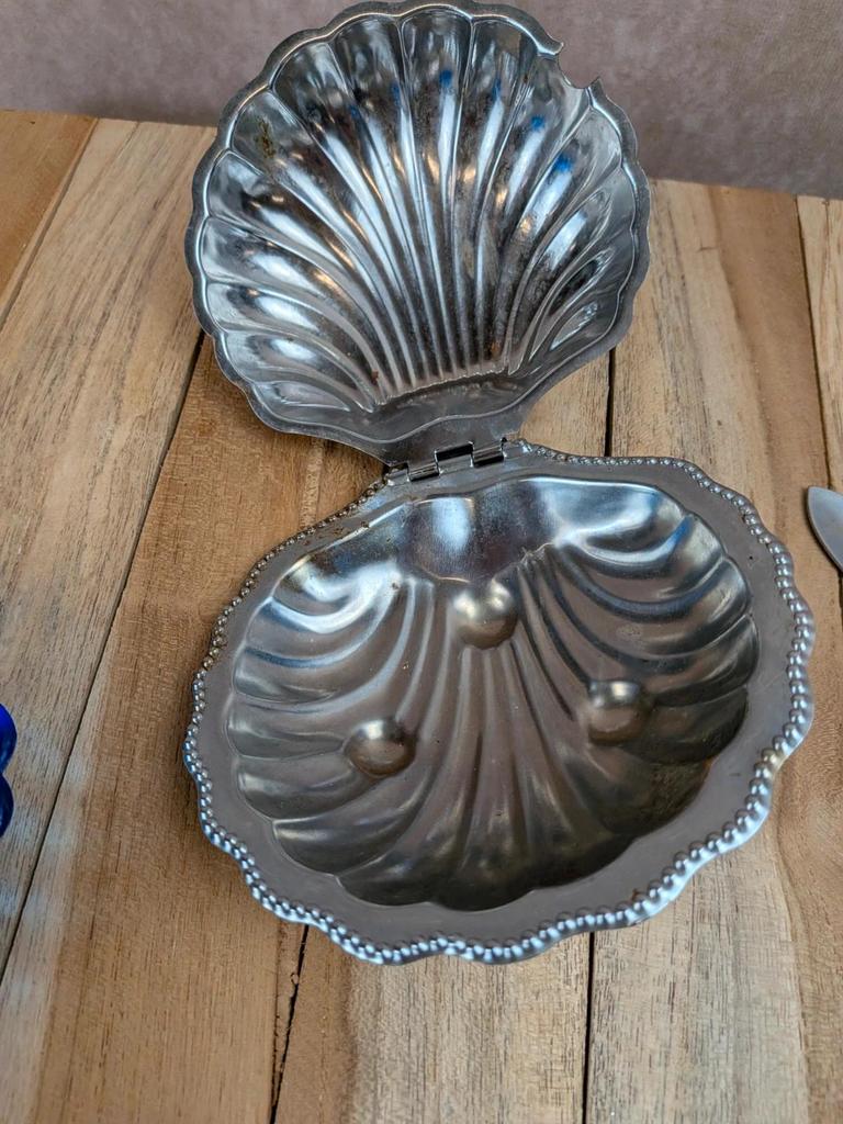 Beurrier vintage coquille en métal argenté et verre bleu – complet