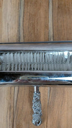 Ramasse-miettes ancien en métal argenté – poignée décor grappes