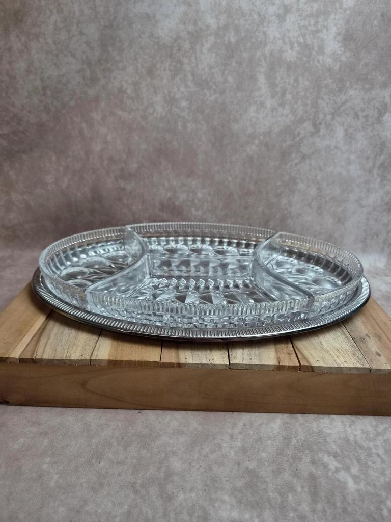 Plat apéritif compartimenté en verre sur plateau métal argenté vintage