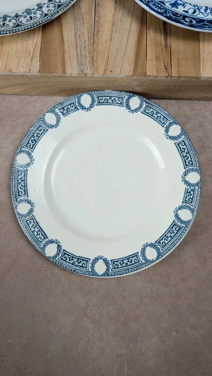 Lot de 3 assiettes anciennes en terre de fer – dépareillées bleu & blanc
