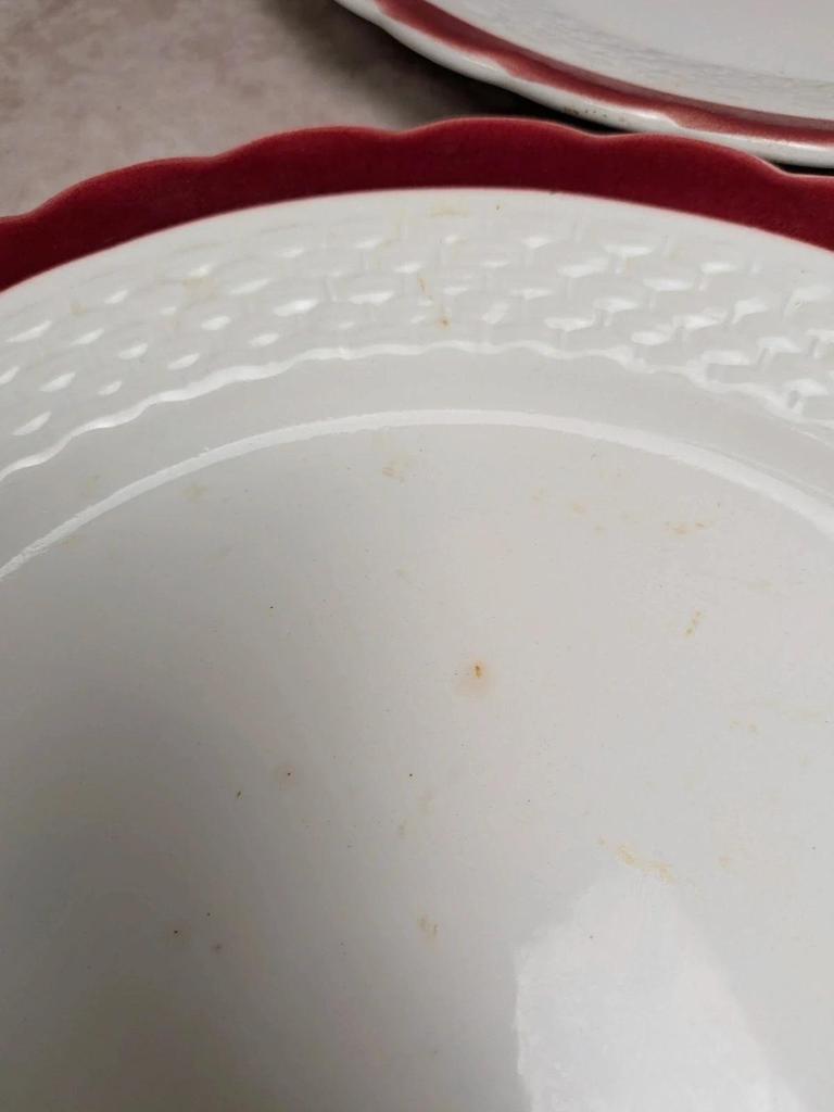 Lot de 4 grandes assiettes anciennes faïence liseré rouge festonné