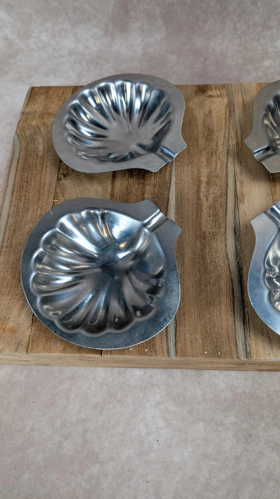 Lot de 4 coupelles anciennes en inox – forme coquille saint jacques