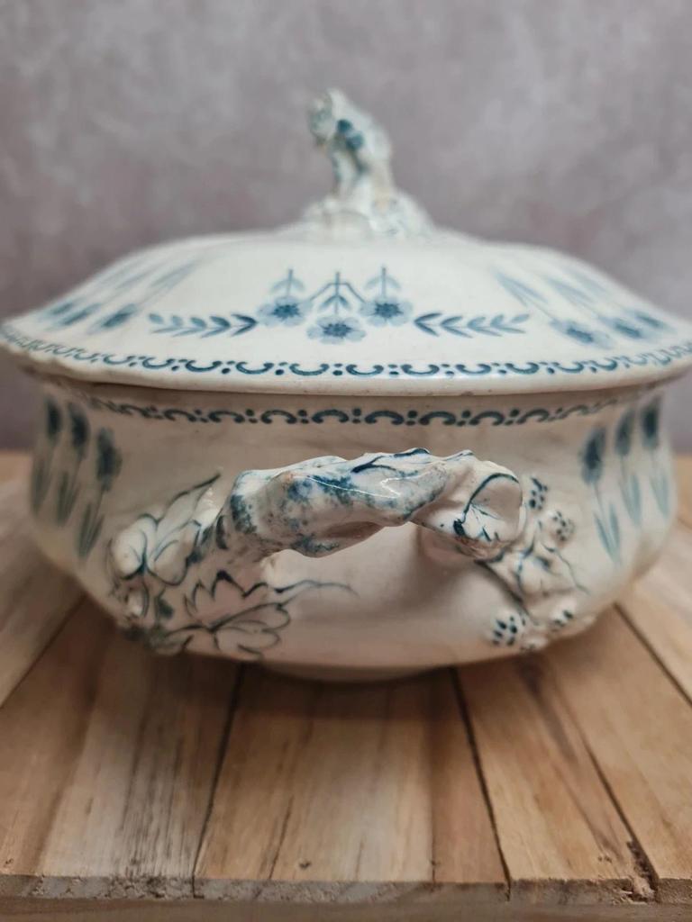 Soupière terre de fer ancienne décor bleu floral modèle Julien attribuée Grand Dépôt Paris