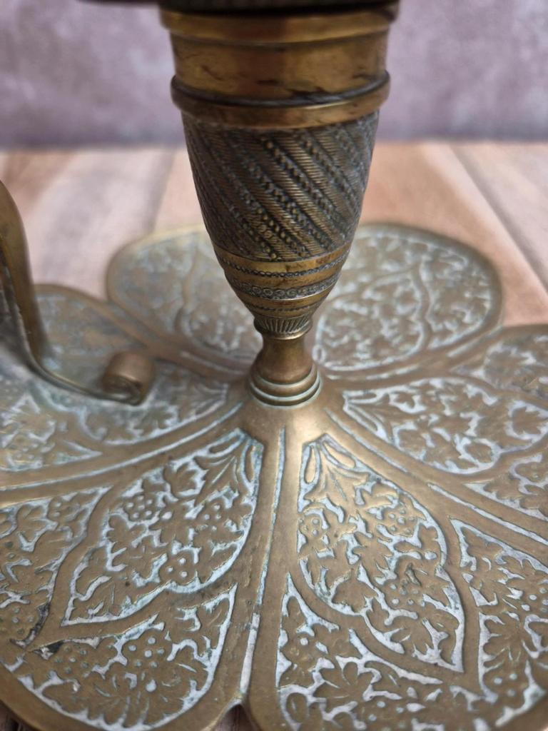 Bougeoir ancien en laiton La Ménagère Paris – décor floral