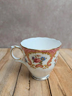 Tasse anglaise en porcelaine Crown Staffordshire Denbigh – Oiseau et fleurs