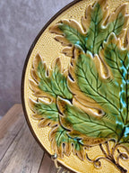 Assiette à dessert ancienne en barbotine – décor de feuilles en relief – jaune et vert
