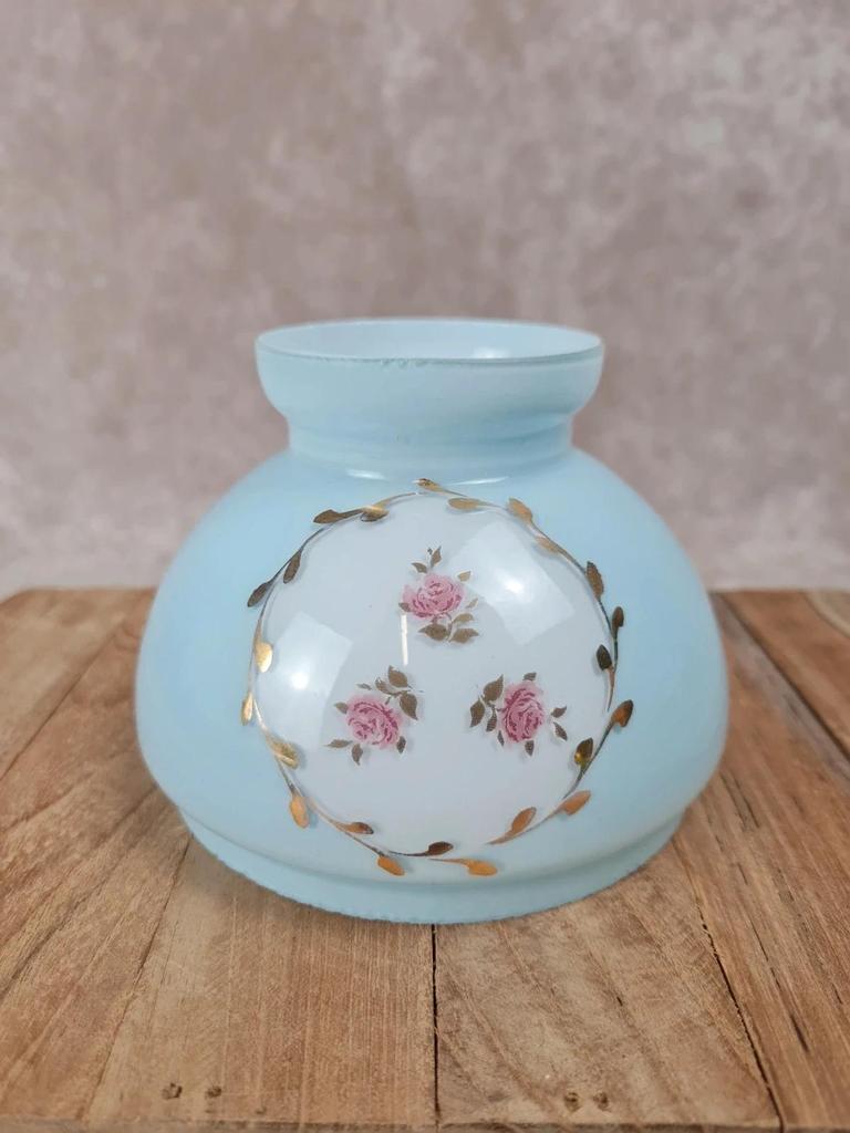 Abat-jour vintage en verre opalin bleu et blanc décor floral Abat-jour vintage en verre opalin bleu et blanc décor floral