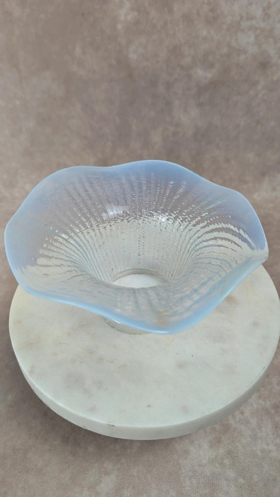 Abat - jour ancien en verre opalin bleuté