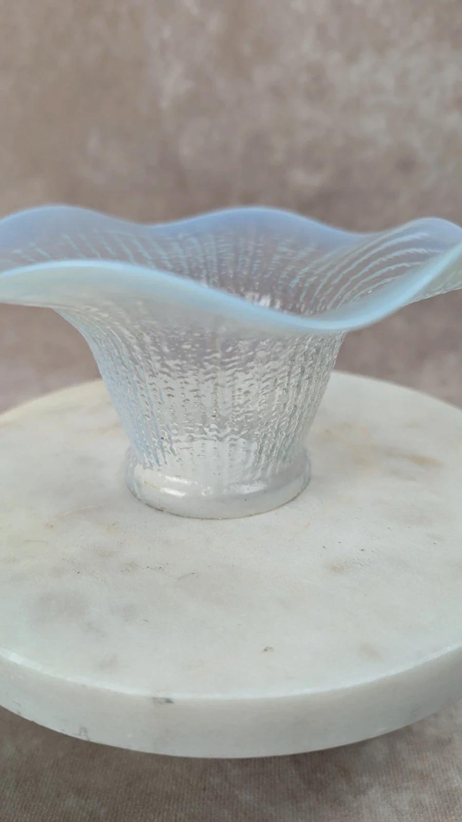 Abat - jour ancien en verre opalin bleuté