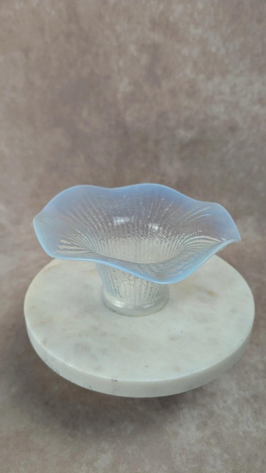 Abat - jour ancien en verre opalin bleuté